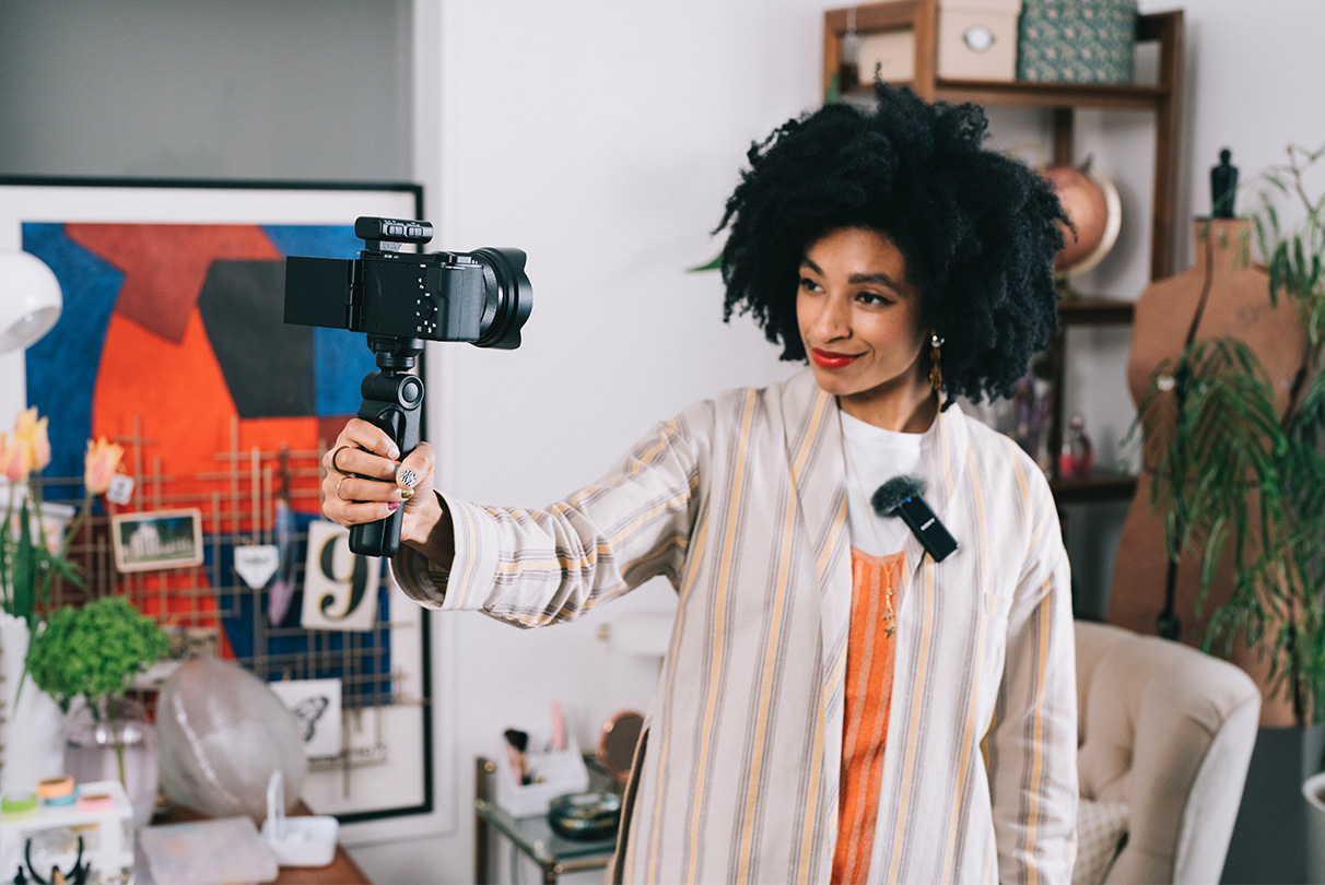 Unlike with conventional analog audio transmission, you'll never need to worry about cable signal interference. Just pair the ZV-E10 with any Sony microphone that supports a Digital Audio Interface via an MI Shoe for clear, low-noise, all-digital audio. Or, you can connect your favorite mic via the camera's mic jack for even better audio.