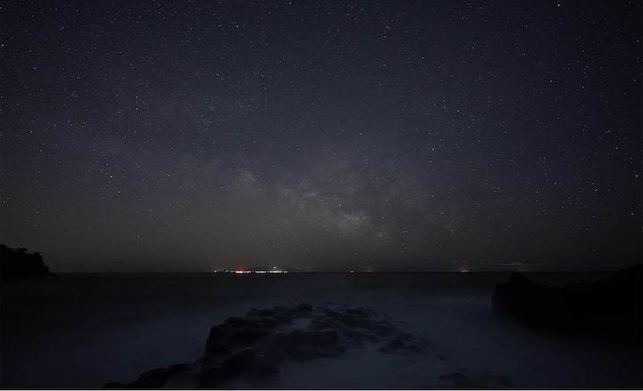 Stargazing photo showing the Milky Way over the sea