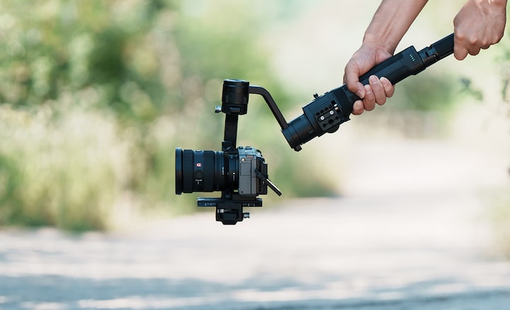 Usage image of with FX3 on a gimbal, with the FE 16-35mm F2.8 GM II lens attached